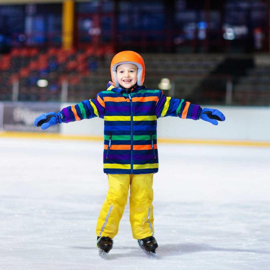merentangkan tangan saat bermain ice skating dapat membantu keseimbangan