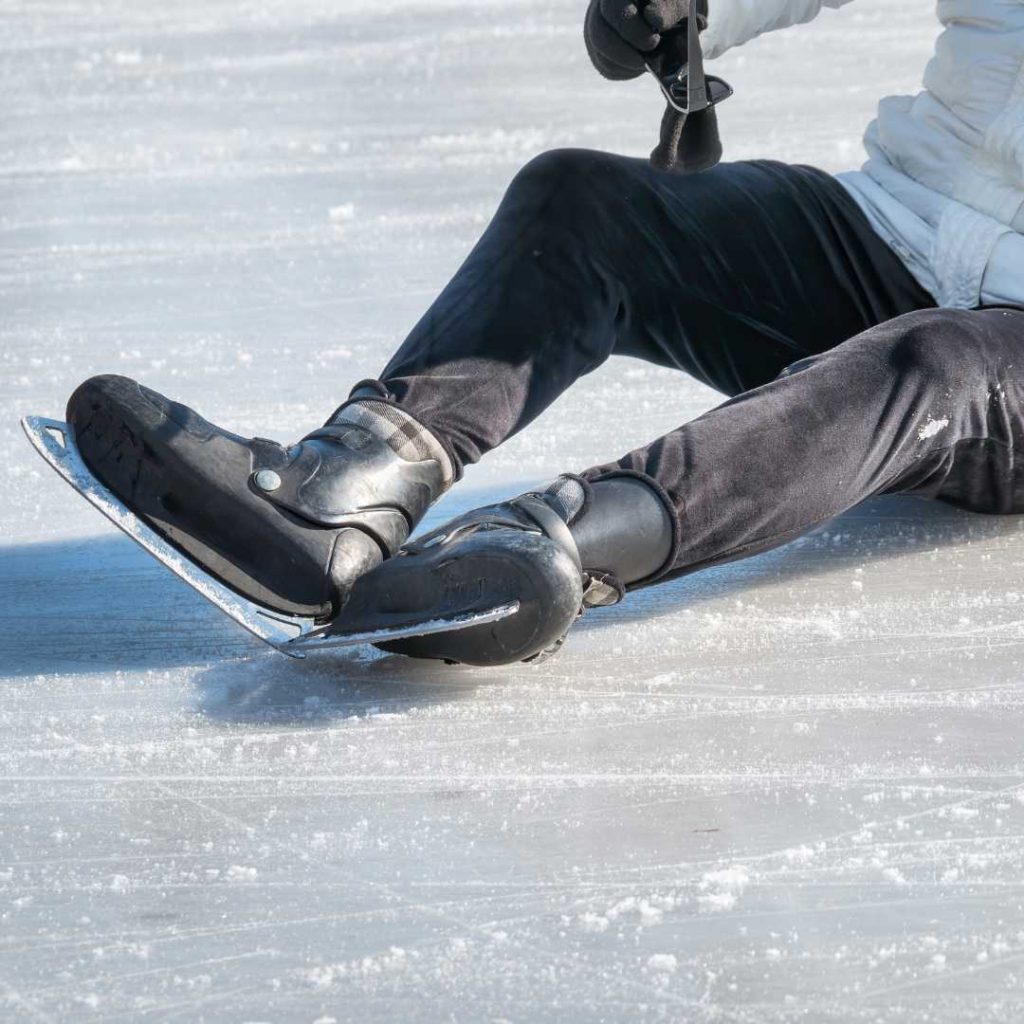 terjatuh saat bermain ice skating